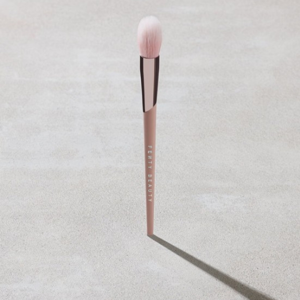 *NIB* Fenty Beauty-Precision Highlighter Brush 135